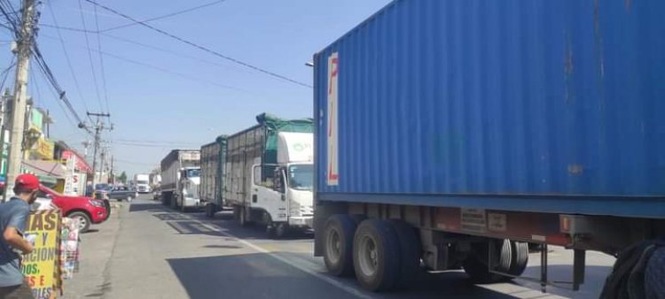 Por conflictos con un director de escuela, bloquean carretera