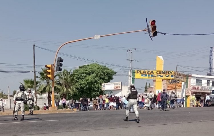 Cierran padres telesecundaria y bloquean por pleito con director