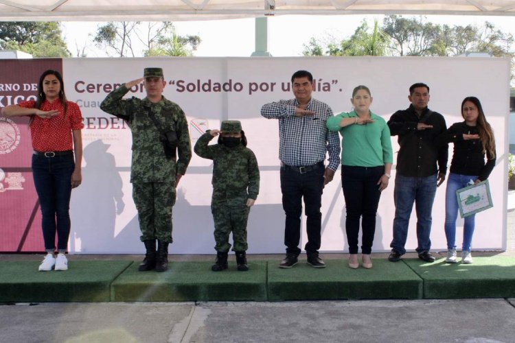 Niña del municipio de Tecapixtla, nombrada "Soldado por un Día"