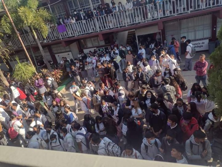 Protestan alumnos del CBTIS 194 de Ayala, contra profesores por acoso sexual