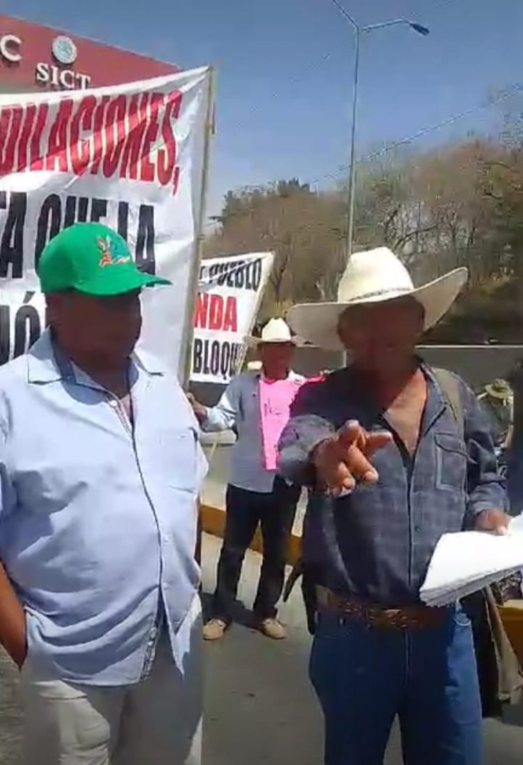 Se manifiestan ejidatarios en la caseta de La Pera-Cuautla