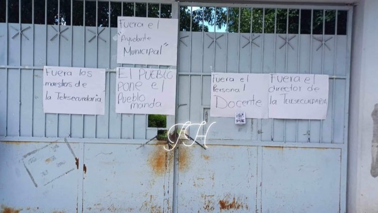 Alumnos de bachillerato de Ayala están teniendo clases a la intemperie