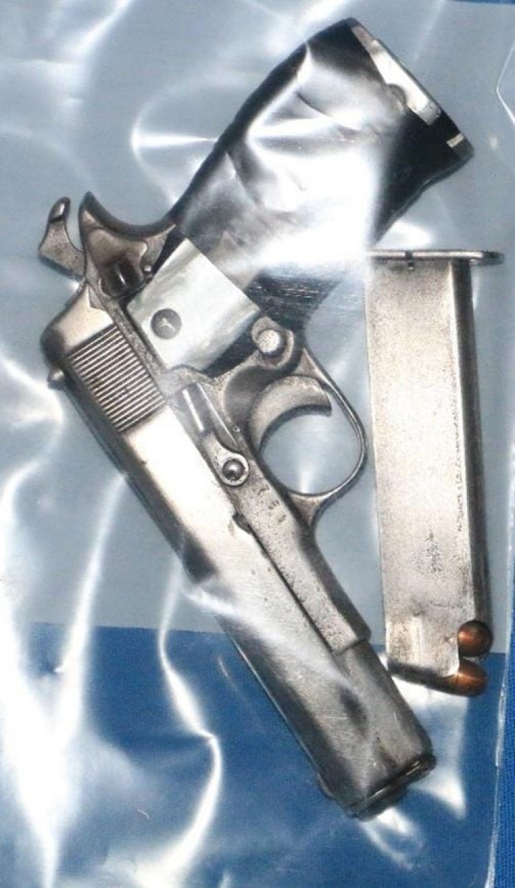 En cateo, la FGR asegura a 5 personas, arma y drogas