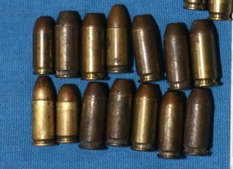 En cateo, la FGR asegura a 5 personas, arma y drogas