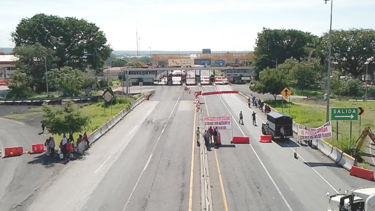 Segundo día de enfado y bloqueo por falta de indemnización a campesinos