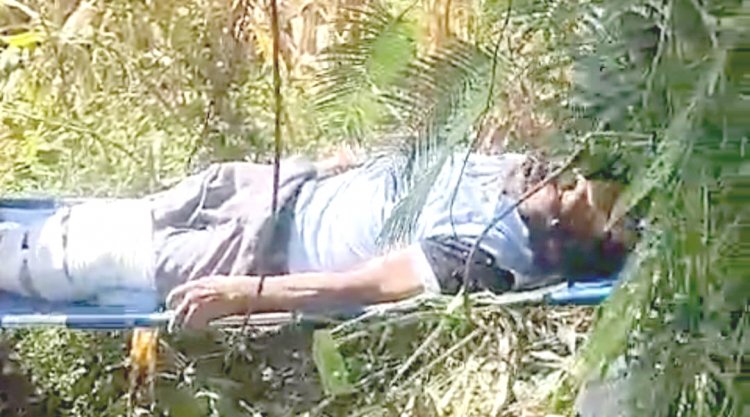 Casi se mataron dos motociclistas que  cayeron 15 m. en barranca de Yautepec