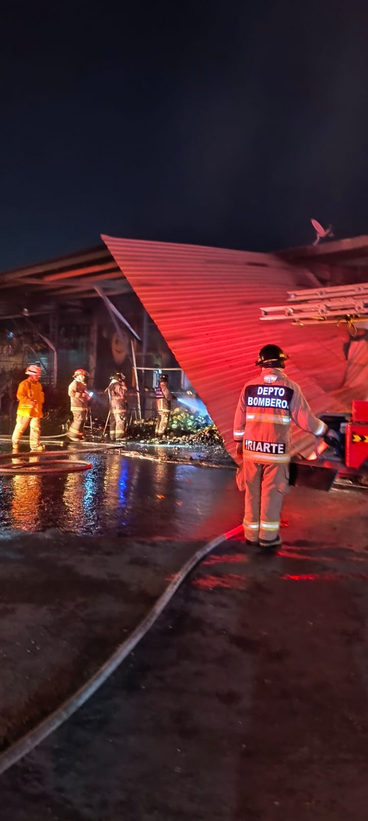 Incendio consumió cinco bodegas de plaza en Cuautla