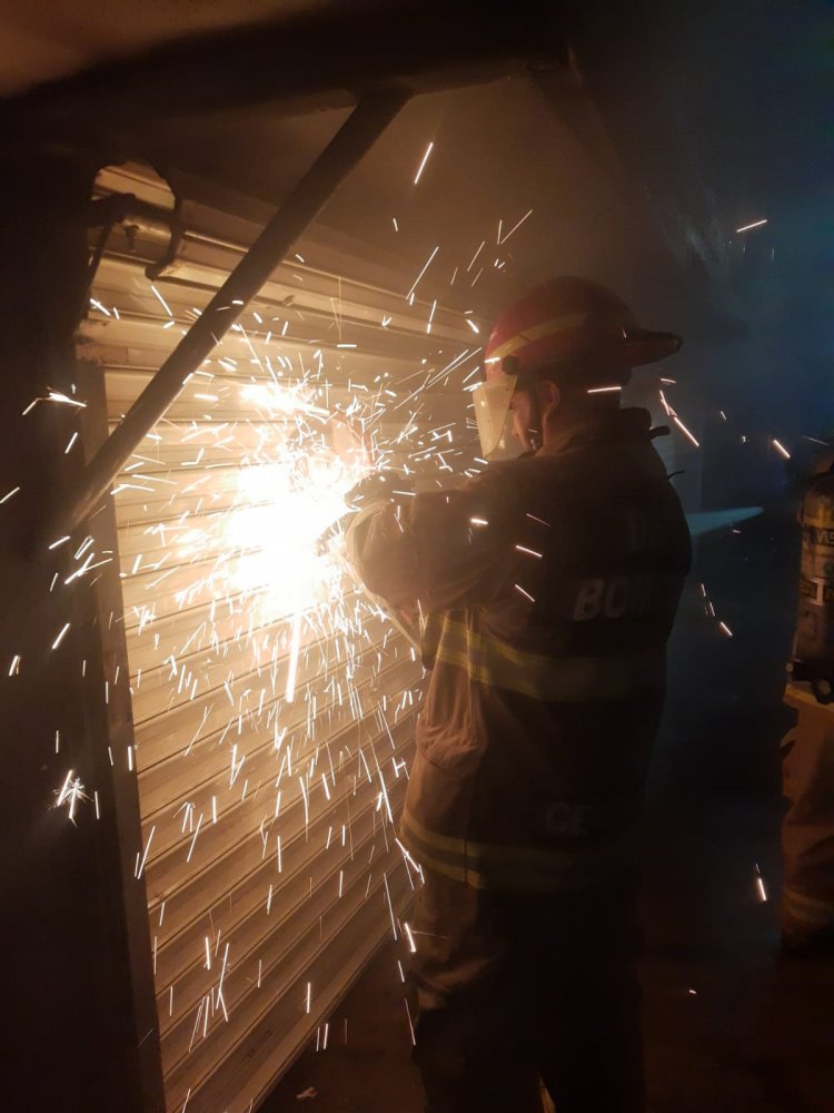 Incendio consumió cinco bodegas de plaza en Cuautla