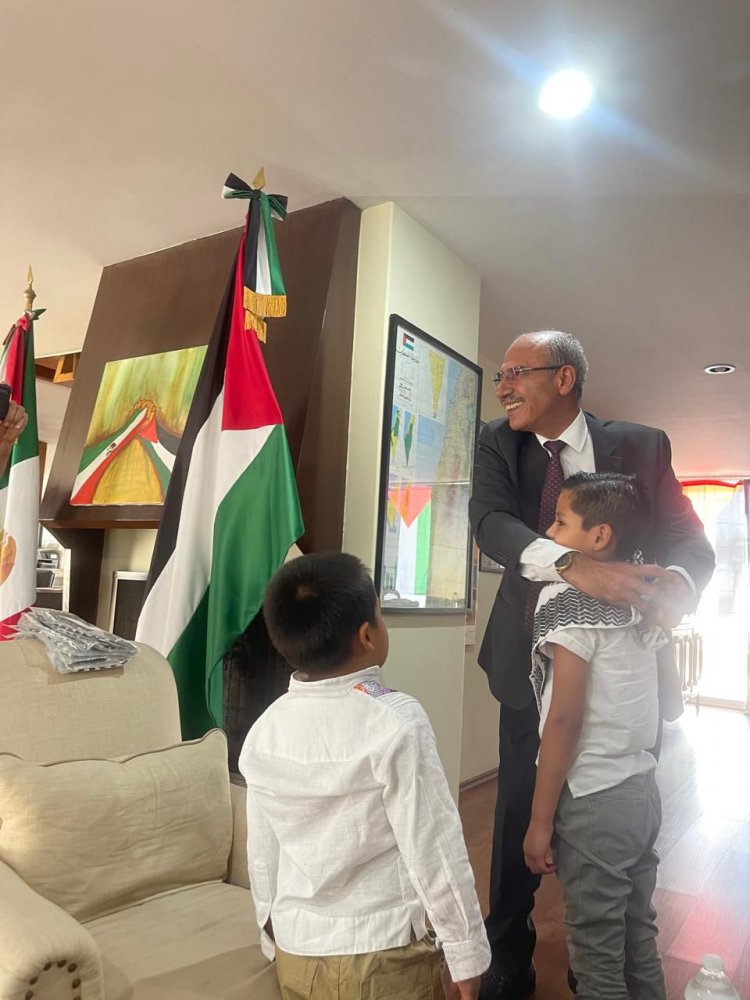 Niños mexicanos visitan a embajador de Palestina con mensaje de paz