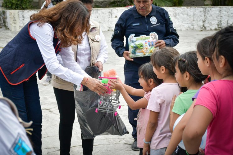A menores de casas hogar y CAS  igualmente les llevaron presentes