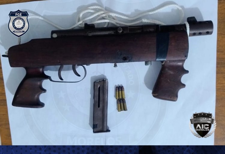 En cateo, atrapan a 2  con drogas y un arma