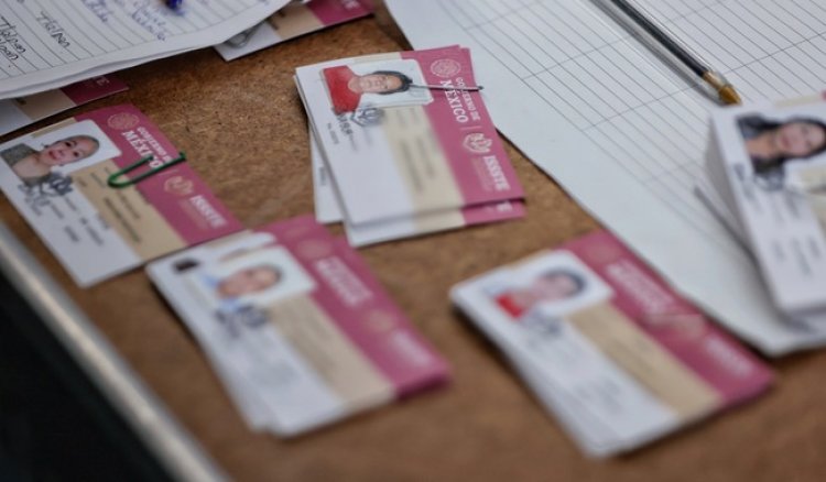 Extrabajadores de ISSSTE, ya con credencial de vigencia permanente