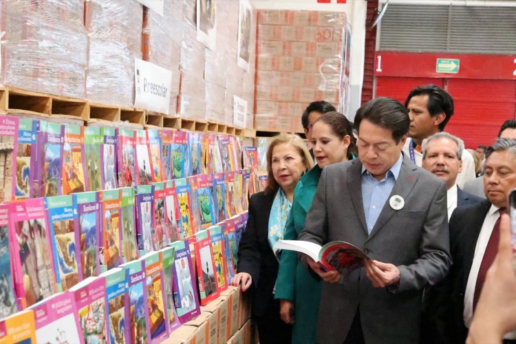 Morelos, presente en entrega  de libros con Mario Delgado
