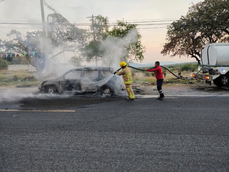 Quedó completamente calcinado,  un vehículo en el Cañón de Lobos