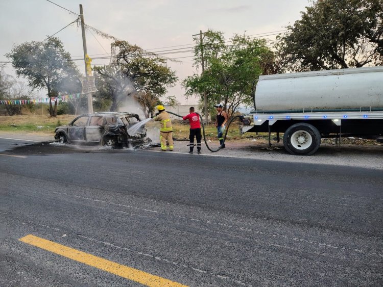 Quedó completamente calcinado,  un vehículo en el Cañón de Lobos