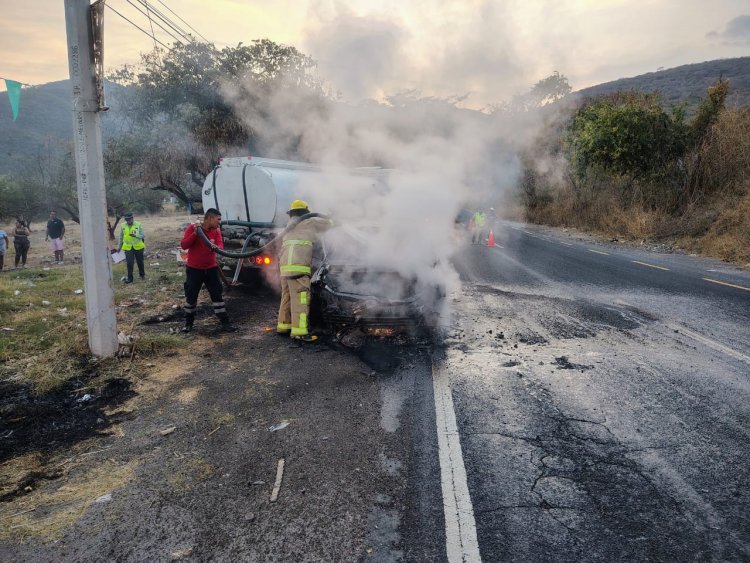 Quedó completamente calcinado,  un vehículo en el Cañón de Lobos