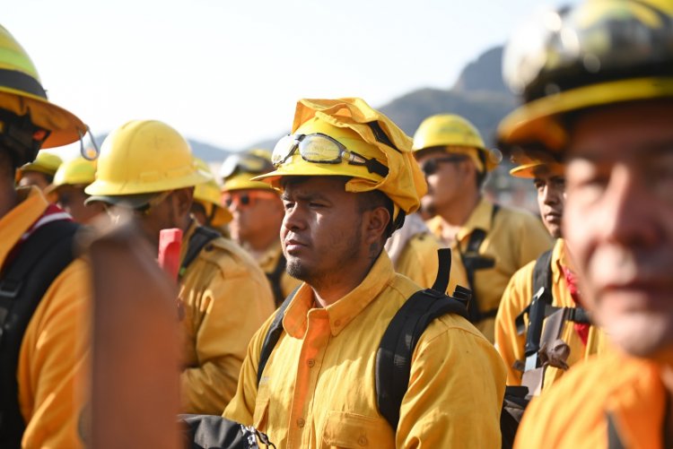 Gran reconocimiento de la gobernadora  a quienes abatieron incendio en Tepoz
