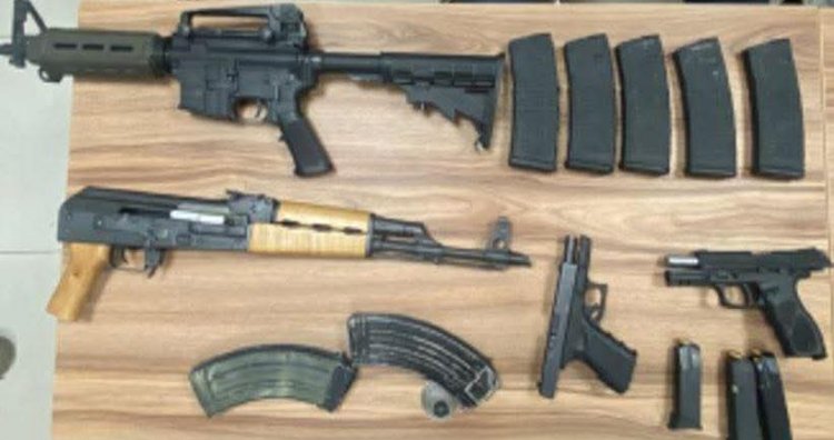 Caen presuntos miembros del crimen organizado con armas, droga y autos