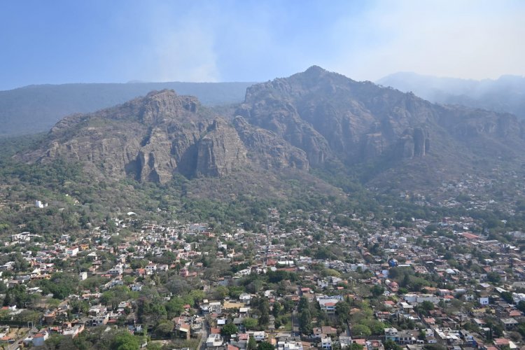 Sobrevuela Margarita González zona de incendio en Tepoztlán