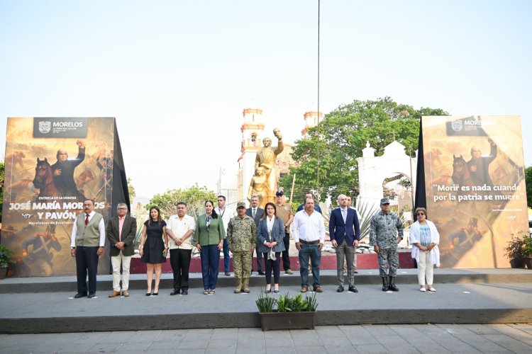 La venera “José María Morelos y Pavón, Morelenses de Excelencia”, entregada