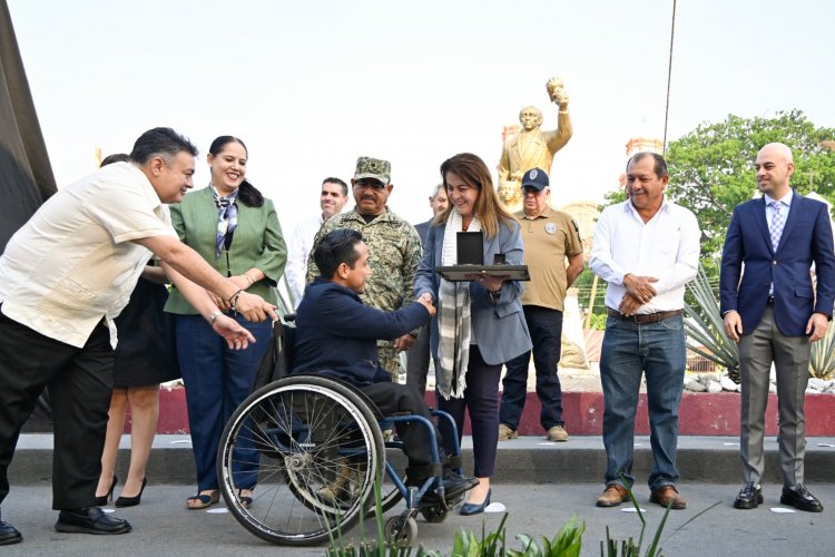 La venera “José María Morelos y Pavón, Morelenses de Excelencia”, entregada