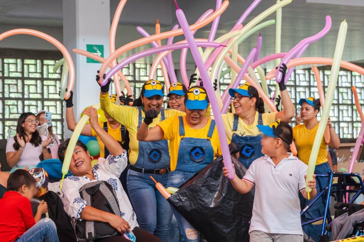 Niños de centro de rehabilitación  y educación especial, festejados