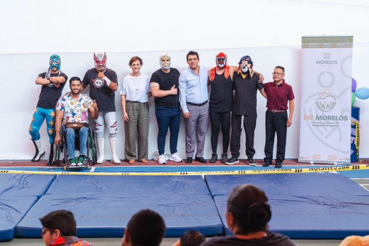 Niños de centro de rehabilitación  y educación especial, festejados