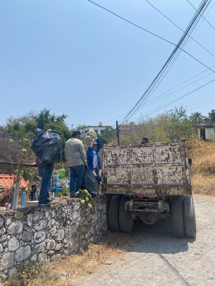 En Jojutla, brigada de salud realiza limpieza de panteones