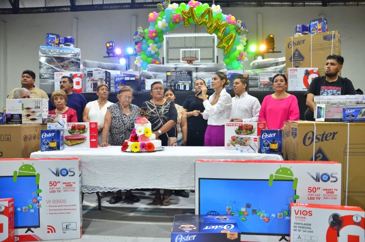 Con mariachi, show de payaso y rifa de regalos, Jojutla celebró a las madres