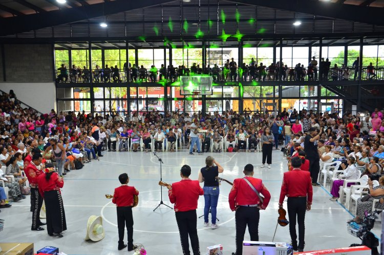 Con mariachi, show de payaso y rifa de regalos, Jojutla celebró a las madres