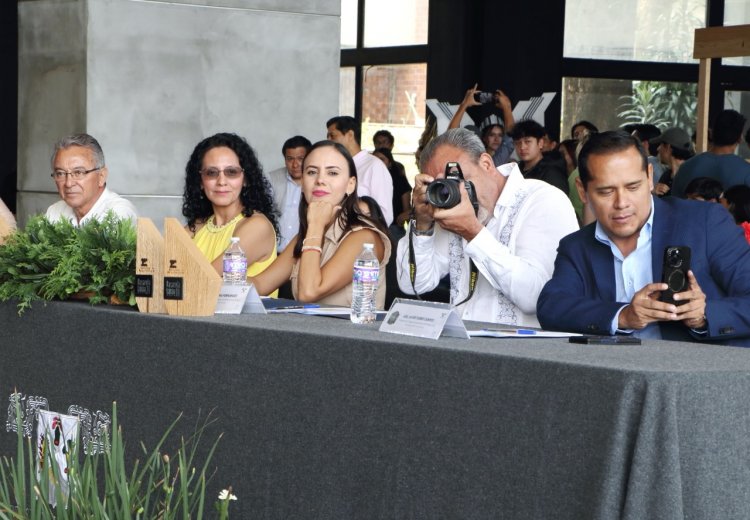 Combinan moda y arquitectura  en pasarela Ecléctica Art Déco