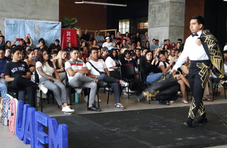 Combinan moda y arquitectura  en pasarela Ecléctica Art Déco