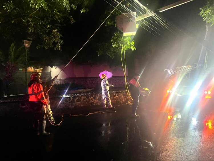 Un auto arrastrado, poste y cable caídos,  entre otros, atendidos por PC capitalina