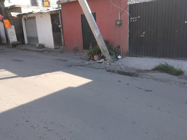 Gran susto por poste fracturado en la colonia Lomas de Cortés