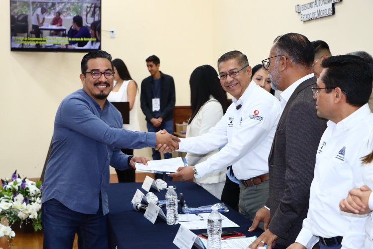 Reciben docentes certificación  nacional por calidad educativa