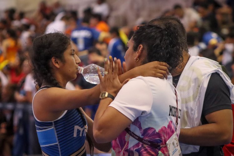 Logra una morelense medalla  en disciplina de lucha asociada