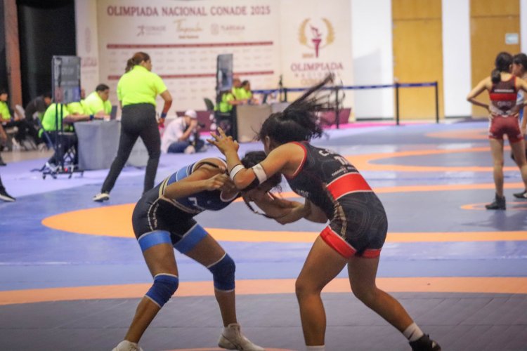 Logra una morelense medalla  en disciplina de lucha asociada