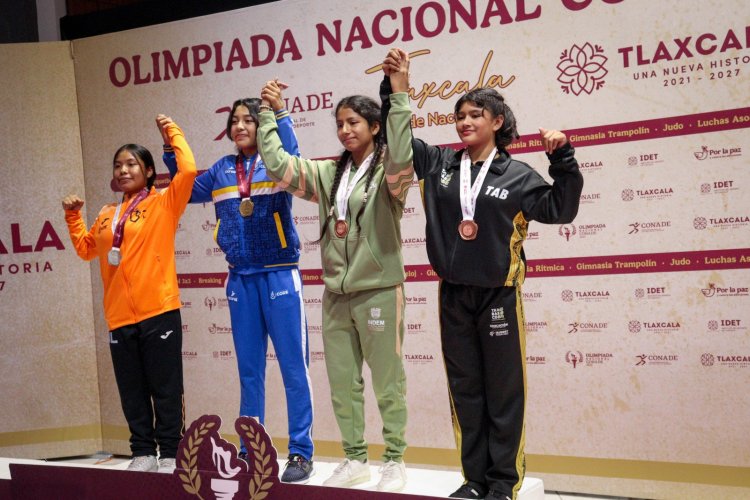 Logra una morelense medalla  en disciplina de lucha asociada