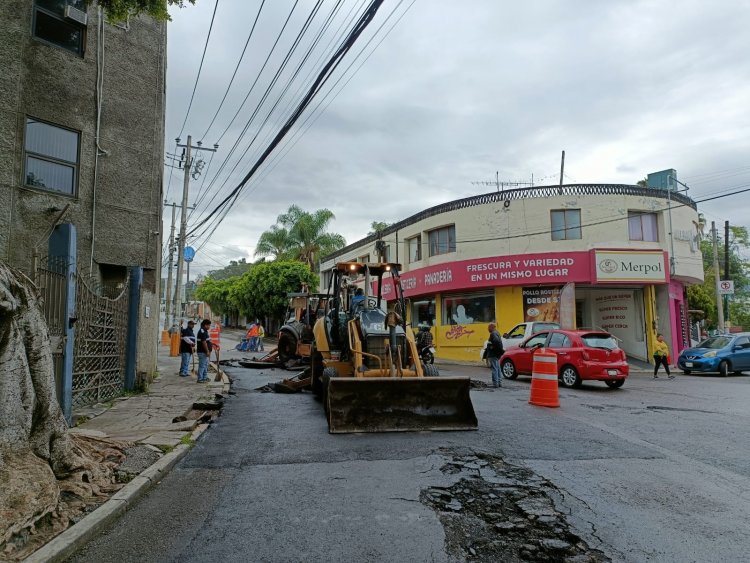 Lluvias deshacen pavimento en la Av. Universidad; debió ser cerrada