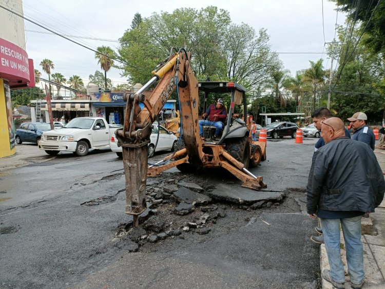 Lluvias deshacen pavimento en la Av. Universidad; debió ser cerrada