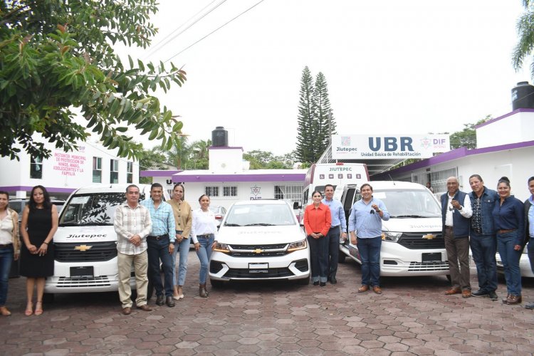 Entregó Eder Rodríguez vehículos  por más servicios en las colonias