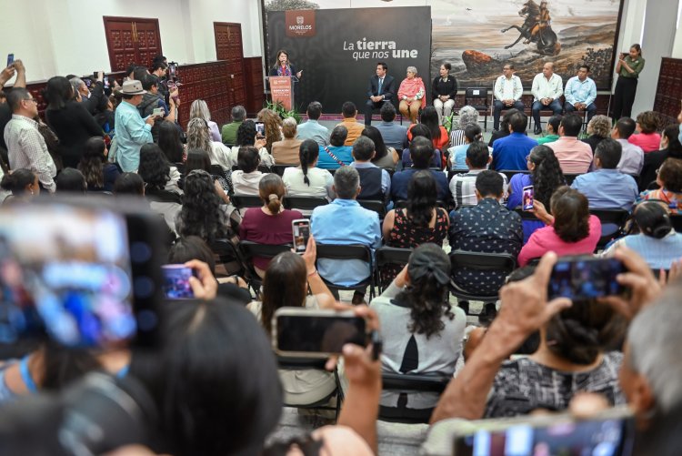 Le cumplió la gobernadora  a los profesores de inglés