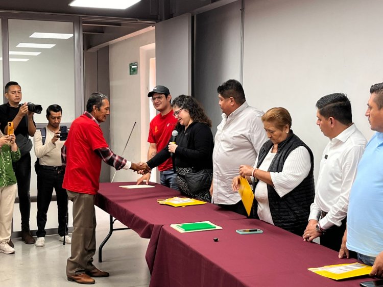 Alcalde de Jojutla, Alan Martínez,  entregó visas a adultos mayores