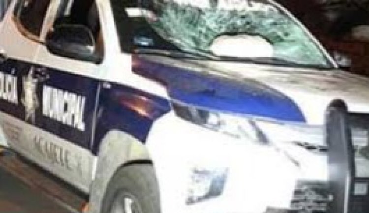 Pareja agarró a pedradas a policías  y dañó 2 patrullas durante bloqueo