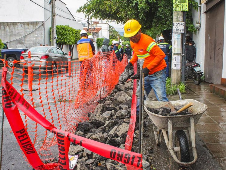 Junto con vecinos, alcalde Urióstegui  supervisa una obra de drenaje pluvial