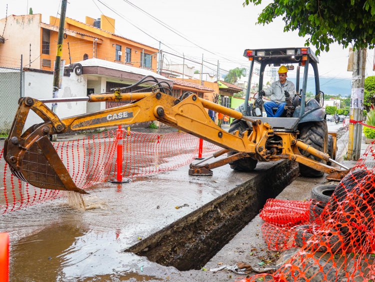 Junto con vecinos, alcalde Urióstegui  supervisa una obra de drenaje pluvial
