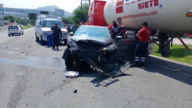 Grave accidente de un carro tanque  cargado con gas en vía de Yautepec