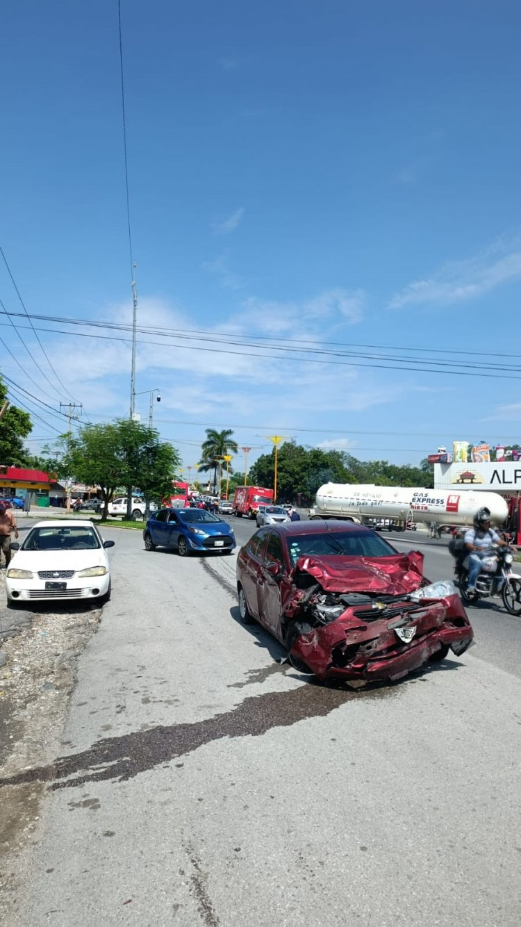 Grave accidente de un carro tanque  cargado con gas en vía de Yautepec