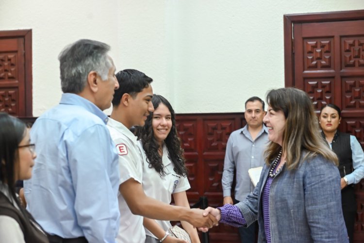 Entregó la gobernadora dos mil pares de lentes