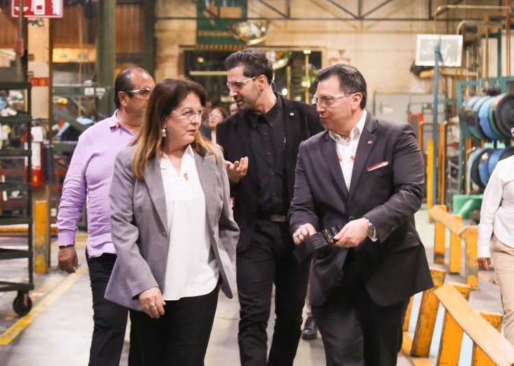 Margarita González visitó una empresa  llantera; conoció planes de crecimiento